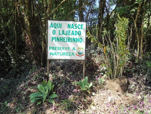 Nascente do Lajeado Pinheirinho recebe placa indicativa